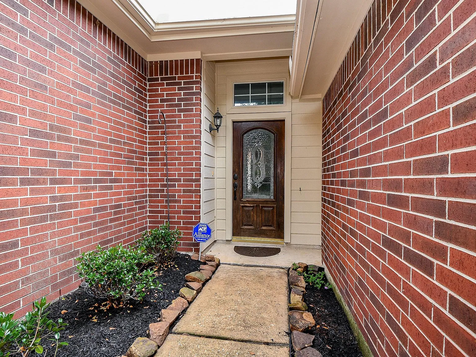 3 bed, 2.0 bath, 1674 sqft, $2,200 — Photo 2
