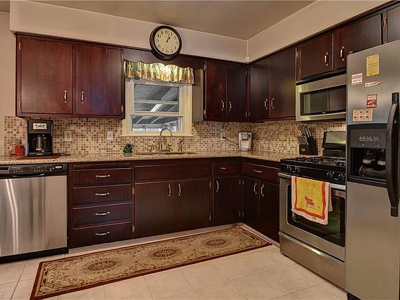 3rd image of 1613 Lancaster Dr