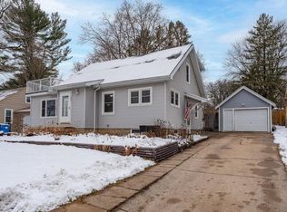 421 11th St, Baraboo, WI 53913