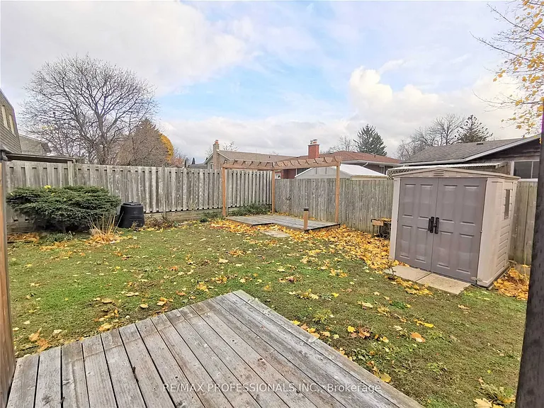 77 Roseneath Cres — Photo 14