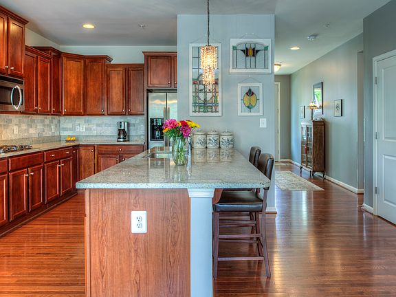 Kitchen with dining bar