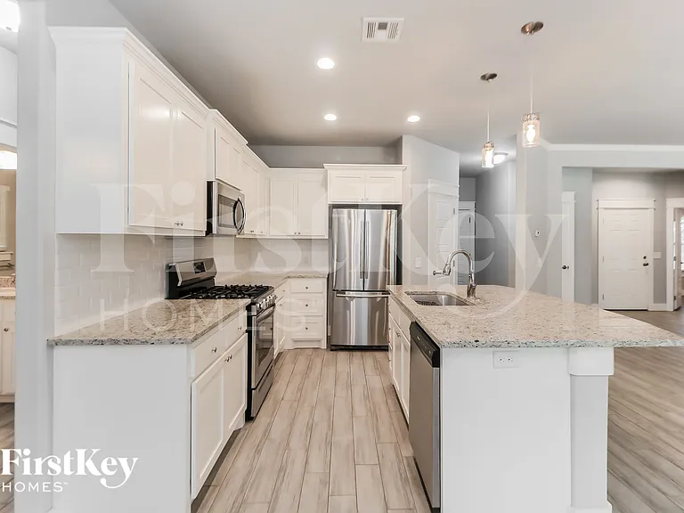 1603 Village Dr — Photo 4