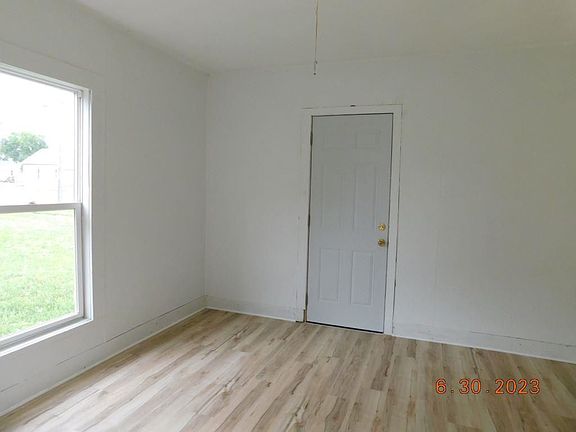 3rd image of 802 E 6th St #3