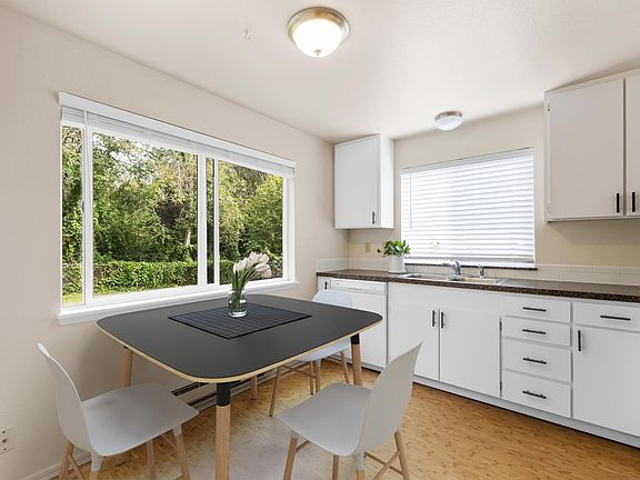 Virtually staged dinning room