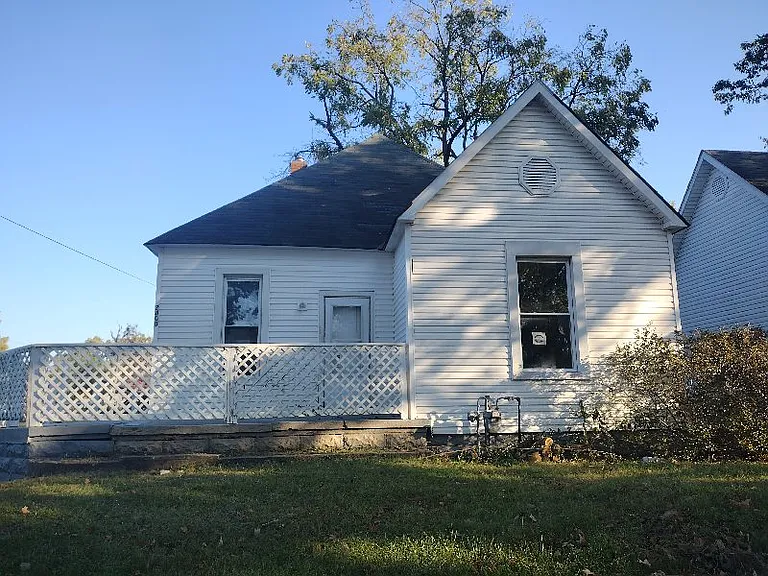 2400 Sycamore St — Photo 1