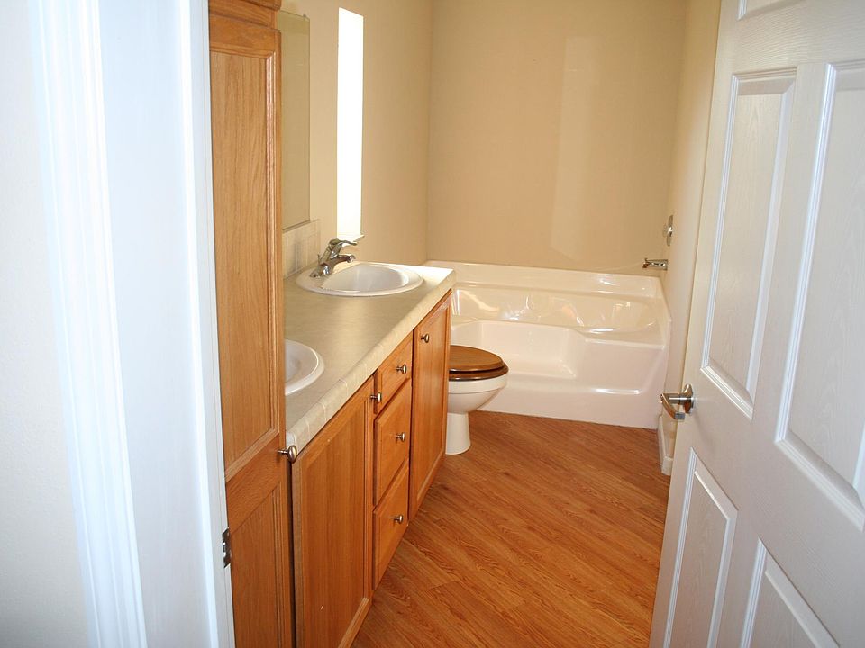 1st image of 605 E 8th St