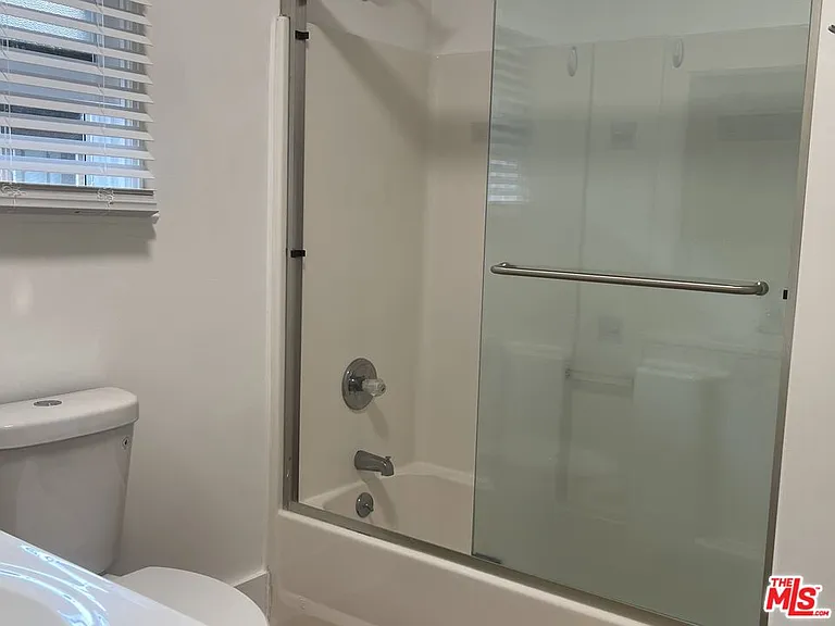 305 S Norton Ave #307-1/2 — Photo 16