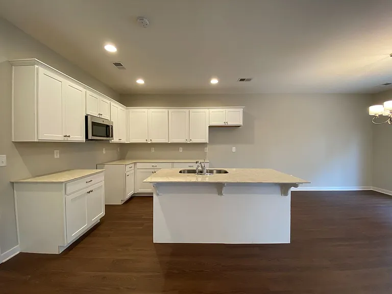 7950 Saint James Dr — Photo 2