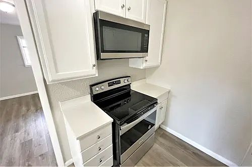 4th image of 8520 Essex Dr