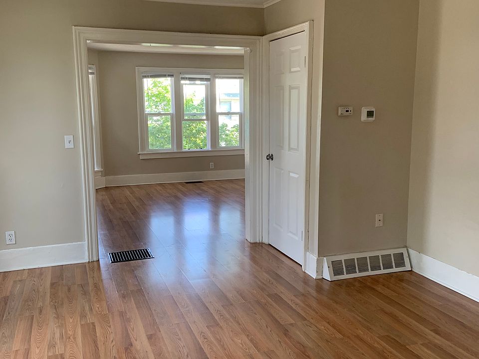 1st image of 106 Carrier St NE