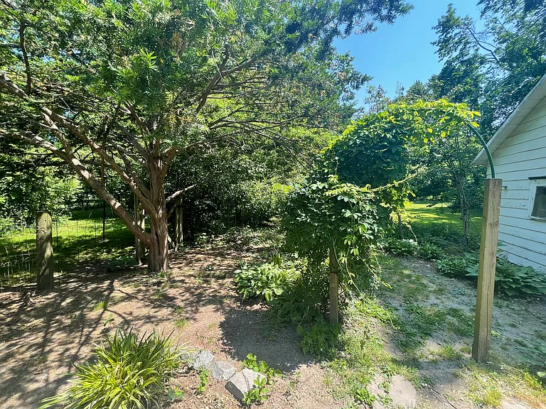 212 Mannion Ave — Photo 9