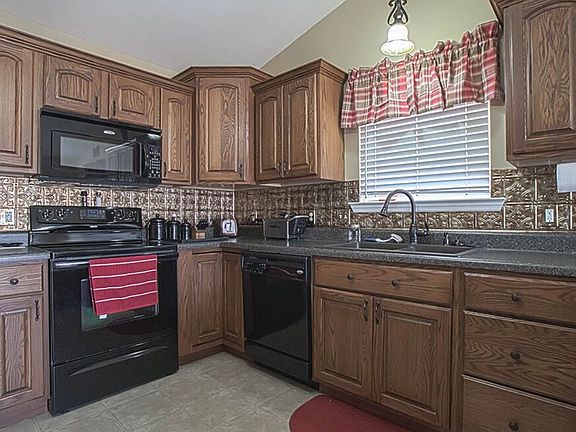 5th image of 821 Oxford Ct