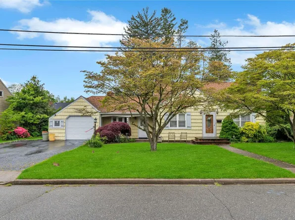 14 Briggs Street, Hicksville, NY 11801