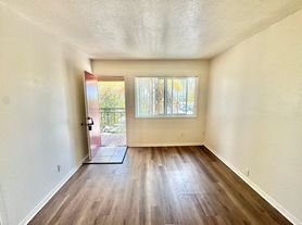 4750-4772 Thorn Street, 4754