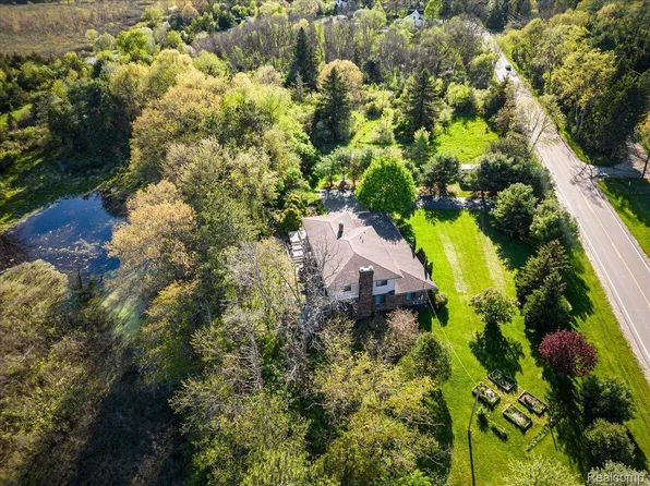 6708 Strawberry Lake Rd, Whitmore Lake, MI 48189