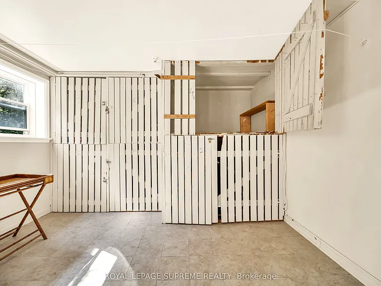 135 Kingsway Cres #4 — Photo 34