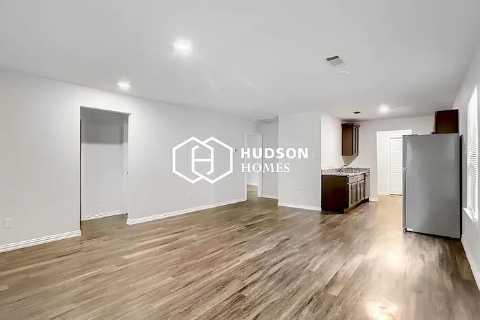 3 bed, 2.0 bath, 1090 sqft, $1,499 — Photo 3