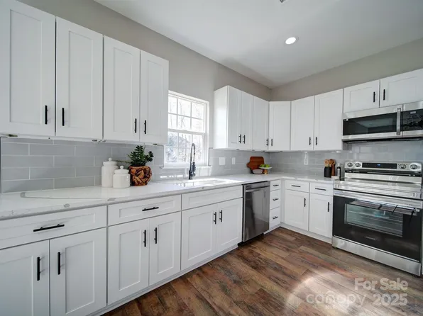 9726 Ashburton Dr, Charlotte, NC 28216