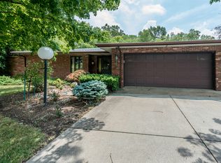 8 Lake Park Rd, Champaign, IL 61822