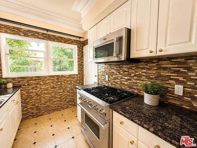 9945 Robbins Dr #102 — Photo 7