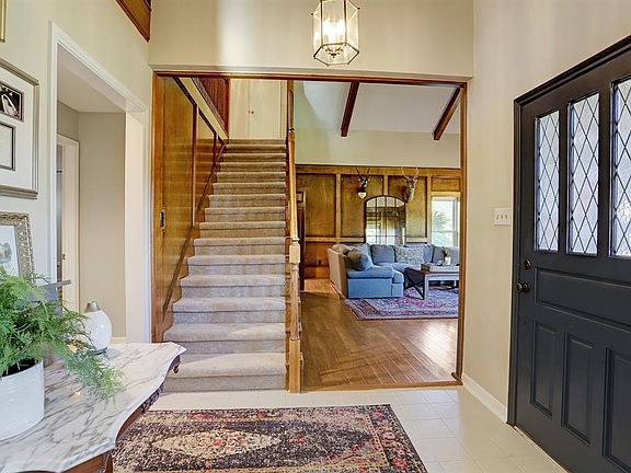 2019 brand new carpet leading upstairs!