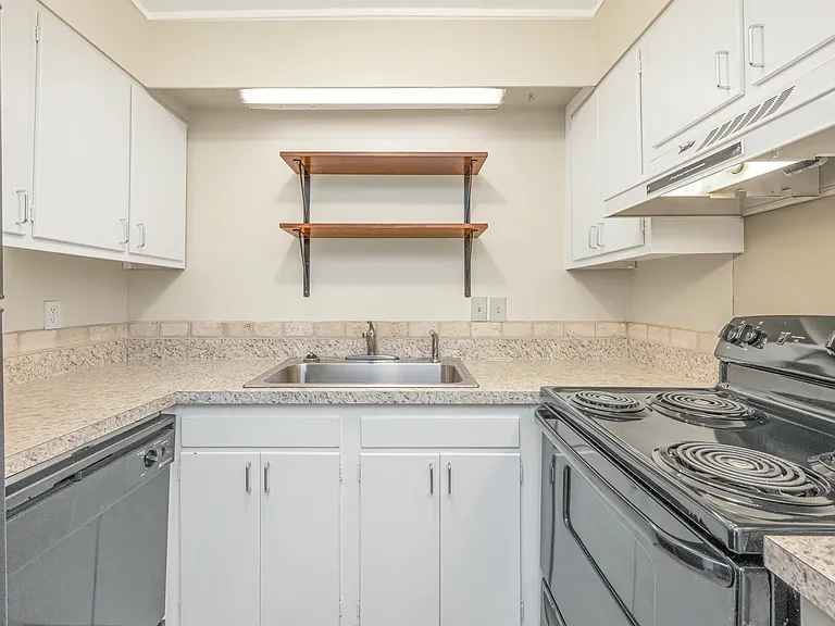 2727 Highland Ave S #204 — Photo 8