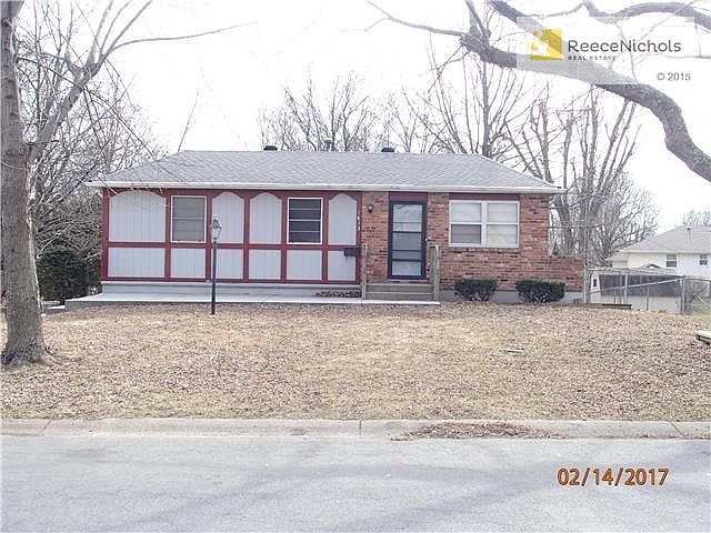 Good street appeal on this little raised ranch.