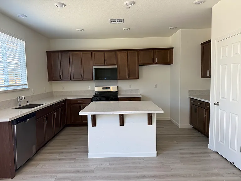 556 Rosedale Way — Photo 3