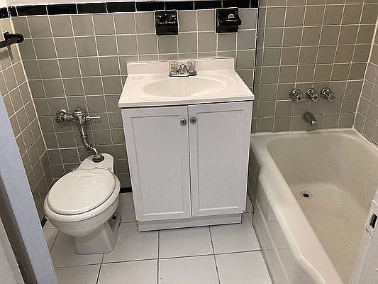 2nd image of 1115 Willmohr St APT 4J