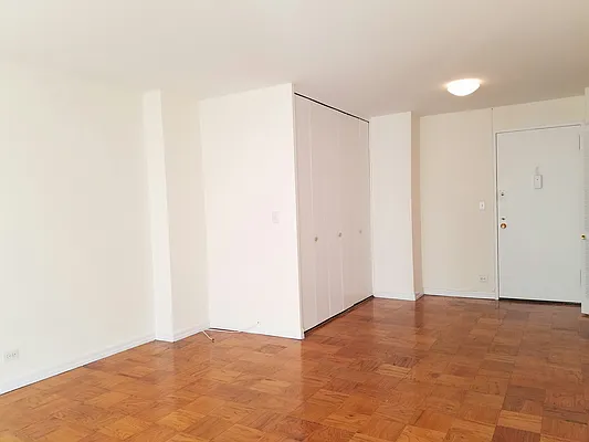 Rented by Manhattan Apartment Organization | media 26