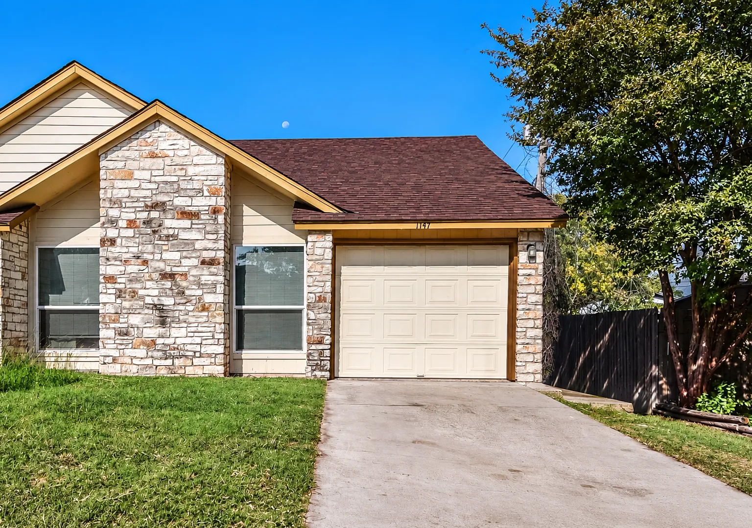 1147 Royal Crest Dr — Photo 2