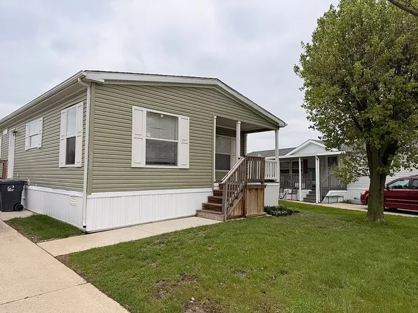 24832 Chinook Ct, Flat Rock, MI 48134