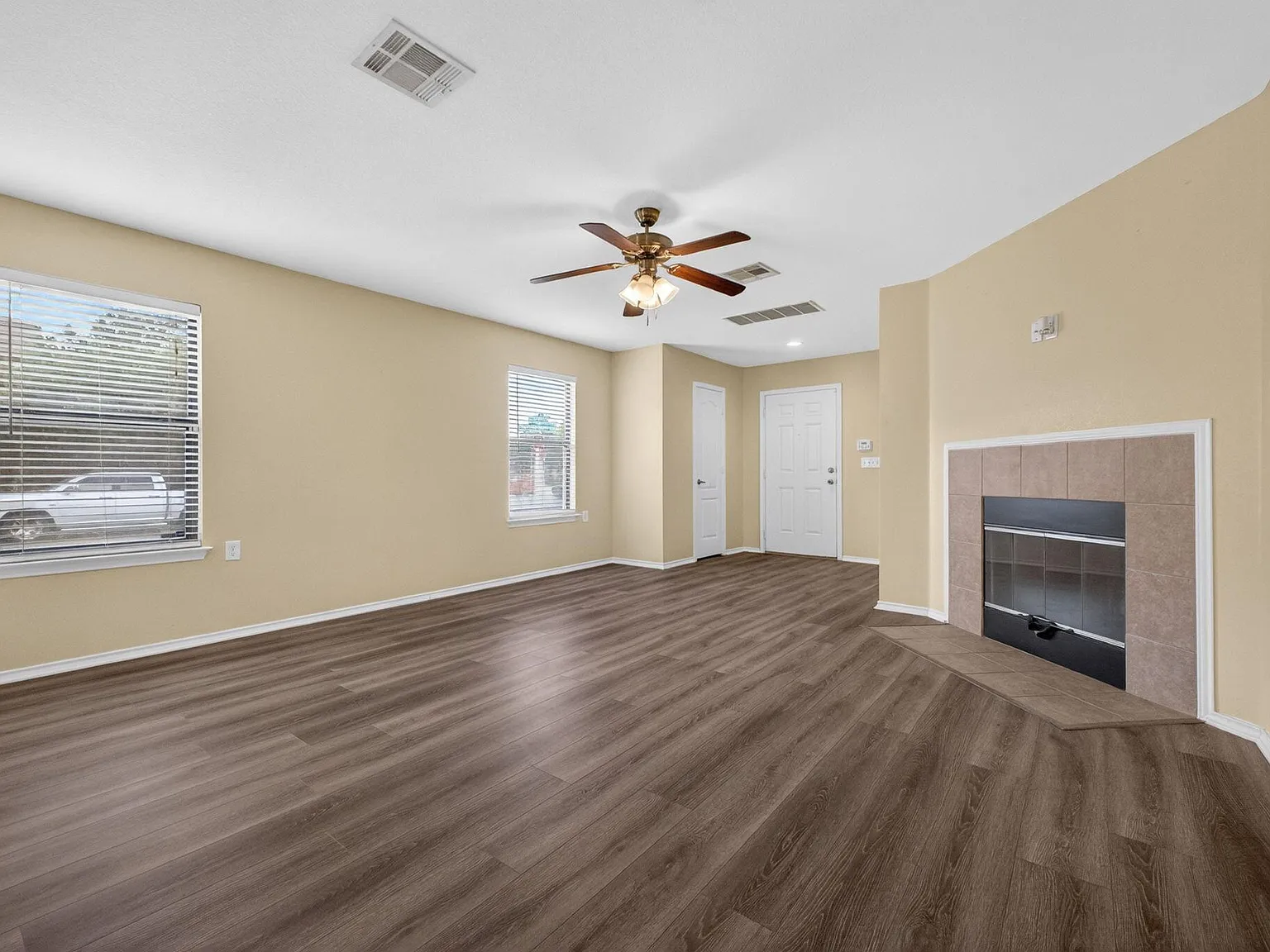 3 bed, 2.5 bath, 2101 sqft, $1,990 — Photo 4