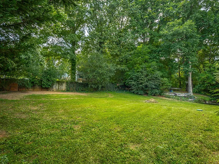 1364 Meadowood Dr — Photo 48