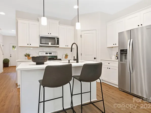 1140 Leigh Cir, Charlotte, NC 28216
