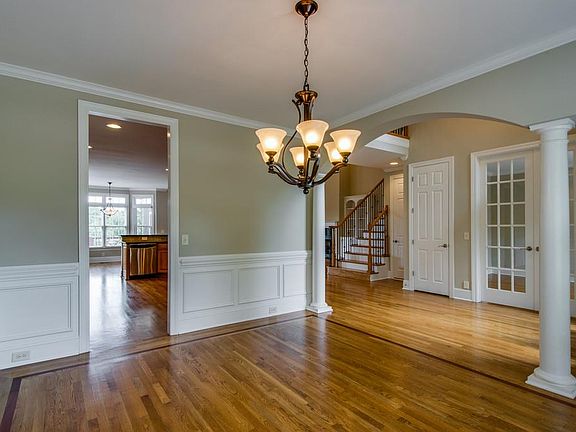 4th image of 273 King Arthur Cir