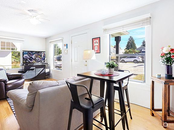 Light and bright living room >