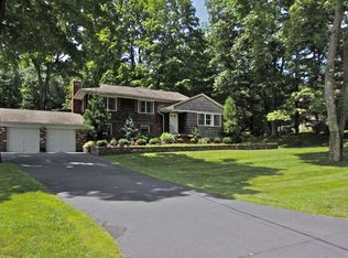 42 Hardscrabble Hl, Chappaqua, NY 10570