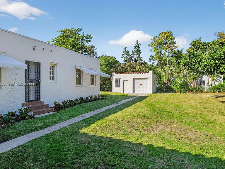 1305 Alhambra Cir — Photo 45