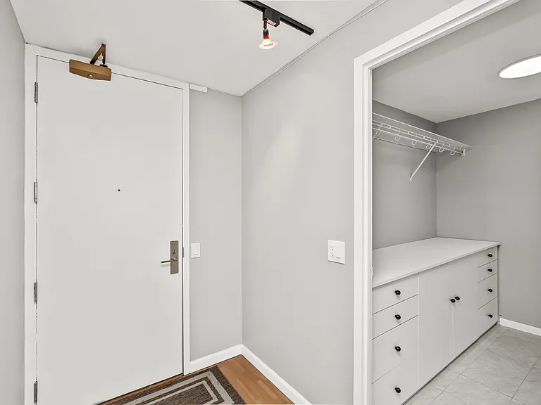 4343 N Clarendon Ave #2401 — Photo 6
