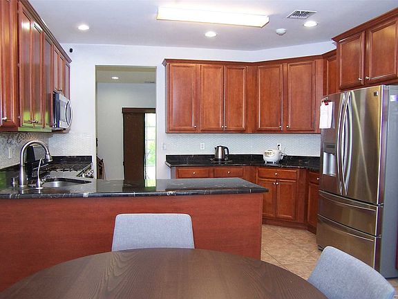 3rd image of 77 Willow Wood Dr
