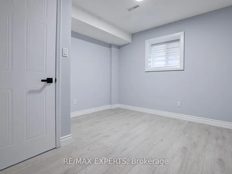 72 Donald Cres — Photo 31