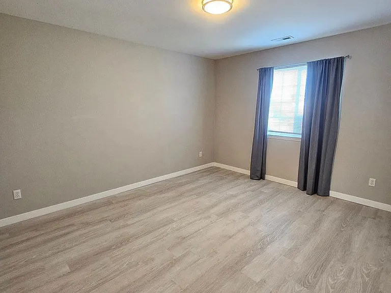 608 S Division St — Photo 10