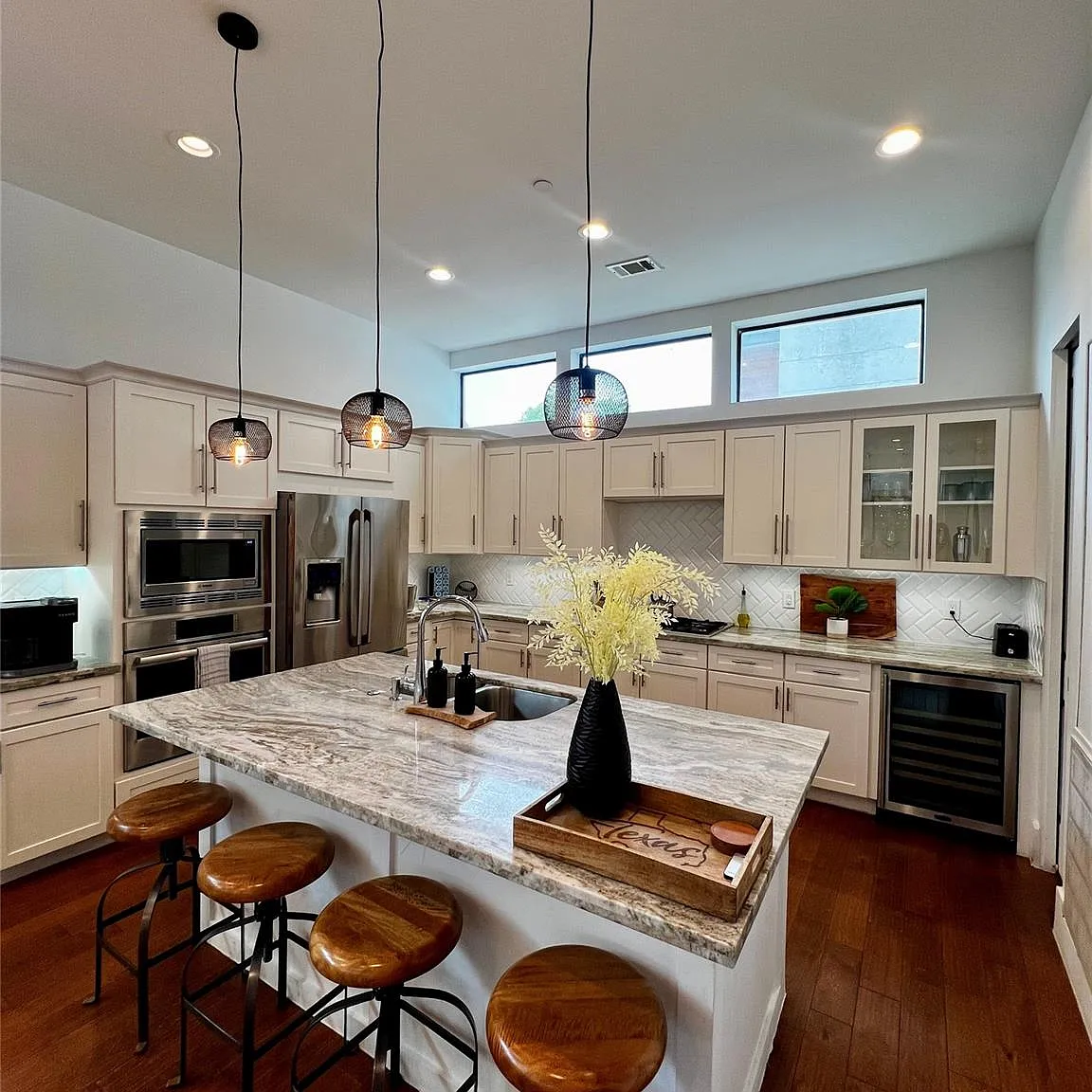 4 bed, 3.5 bath, 3035 sqft, $6,000 — Photo 4