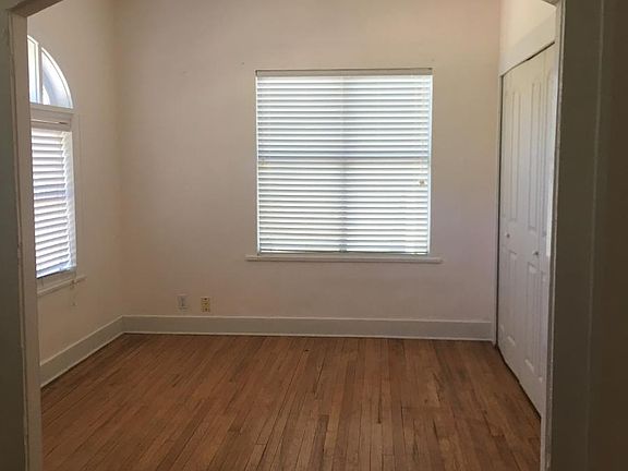 3rd image of 302 Avenue C NE