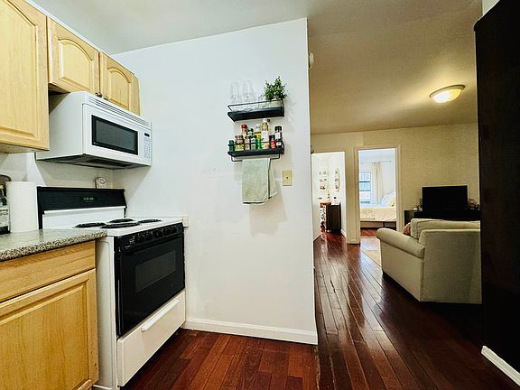 4th image of 247 E 35th St APT 2