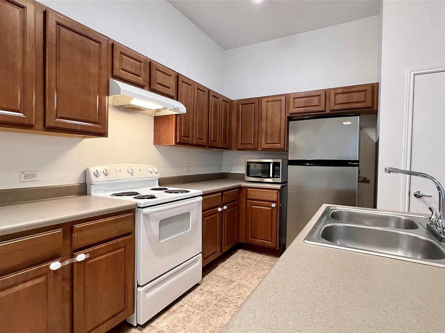 2 bed, 2.0 bath, 1240 sqft, $3,000 — Photo 3