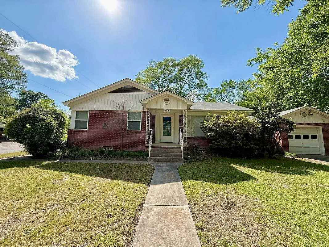 2 bed, 1.0 bath, 1400 sqft, $1,300 — Photo 1