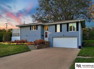 9536 Meadow Dr, Omaha, NE 68114