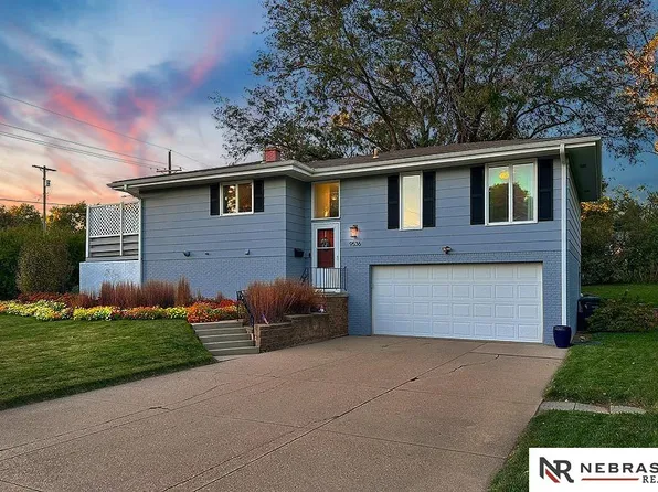 9536 Meadow Dr, Omaha, NE 68114